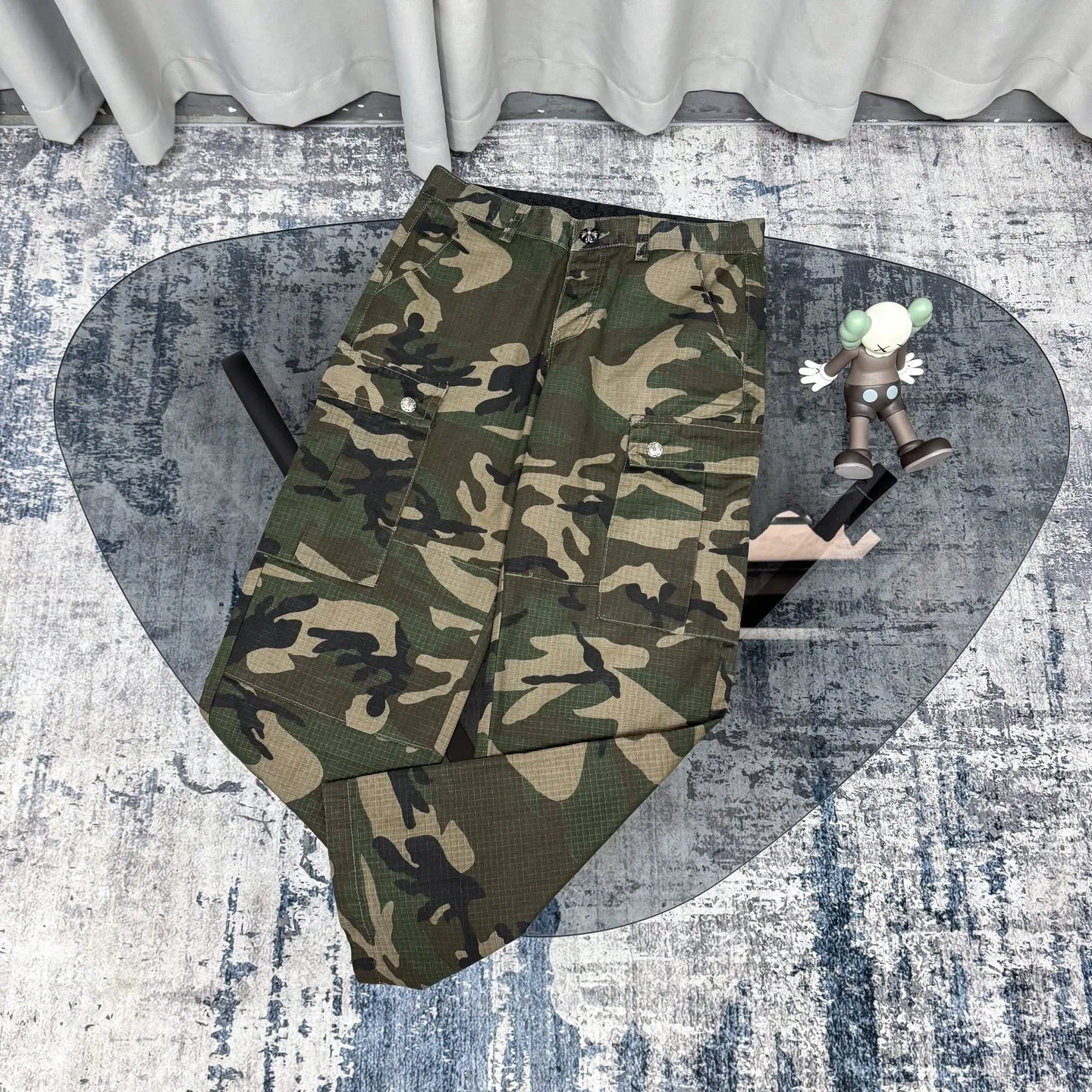 P280 Chrome HeartsCH camouflage logging pants straight-leg Sanskrit unisex overalls, W-level cabinet, patchwork cross pattern embellishment, high-waisted washed jeans! ! Absolutely high-end luxury products, 1.9W-level god-level single products, super popular products, built with top heavy industry, a magic weapon that cannot be missed. About Zangyin, this is an extremely luxurious fashion brand, which can also be called the aristocrats of the high street. It has always been an exclusive brand for some hipsters or the rich second generation. Compared with ordinary high streets, it is more luxurious and noble. Compared with luxury brands, it has a more fashionable personality and has always been a brand that I have a special liking for. Imported yarn is custom-woven into a high-density twill canvas, which ensures a crisp silhouette while also making the fabric very delicate to the touch. It follows the B01 classic silhouette, with a crisp and stylish upper body. The ready-made garments are stone-milled and fermented, so they can be matched with any style. Buttons and zippers are made of authentic YKK retro metal products. Double-layer canvas on the front knees has perfect details. All hardware is customized. Color: Camouflage Size: 28/30/32/34/36 Waist: 74/79/84/89/94 Sitting: 104/109/114/119 Pants length: 101/102/104/106/108